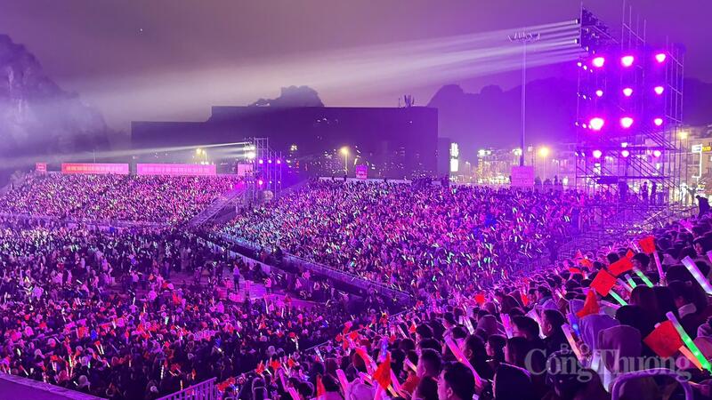 Các đại biểu, cùng đông đảo nhân dân và du khách tham gia sự kiện.