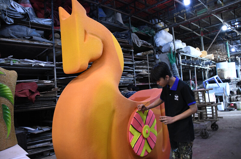 Cận cảnh hậu trường sản xuất linh vật ngựa Đường hoa Nguyễn Huệ Tết 2026 - 10