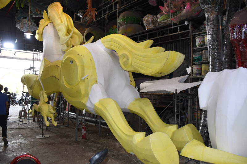 Nổi bật ngay lối vào nhà xưởng, linh vật ngựa cao gần 7 m đã được tạo hình - linh vật lớn nhất trong lịch sử đường hoa Nguyễn Huệ. Ảnh: Thanh Minh