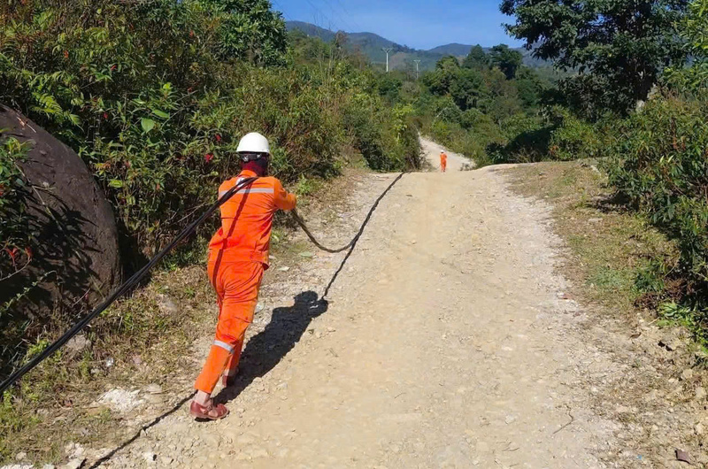 Chưa đầy 1 tháng, nhờ sự thần tốc của Sở Công Thương và các đơn vị, 35 hộ dân đầu tiên ở thôn Tu Thôn đã có điện lưới quốc gia. Ảnh: Tuệ Lâm