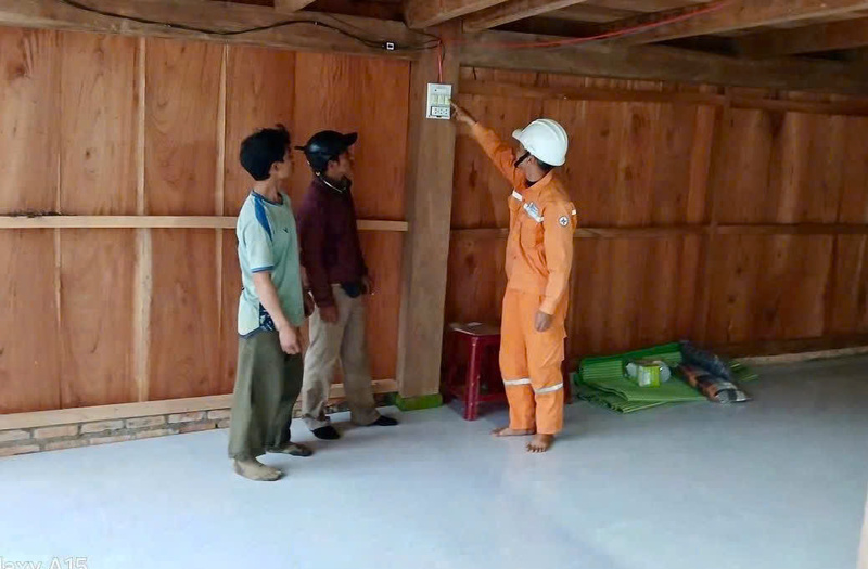 Người dân vui mừng vì được sử dụng điện lưới quốc gia. Ảnh: ĐVCC