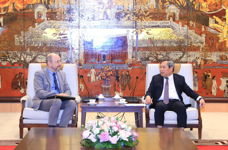 Chủ tịch UBND TP. Hà Nội Vũ Đại Thắng trao đổi với Đại sứ Thụy Sĩ tại Việt Nam Thomas Gass. Ảnh: L.P