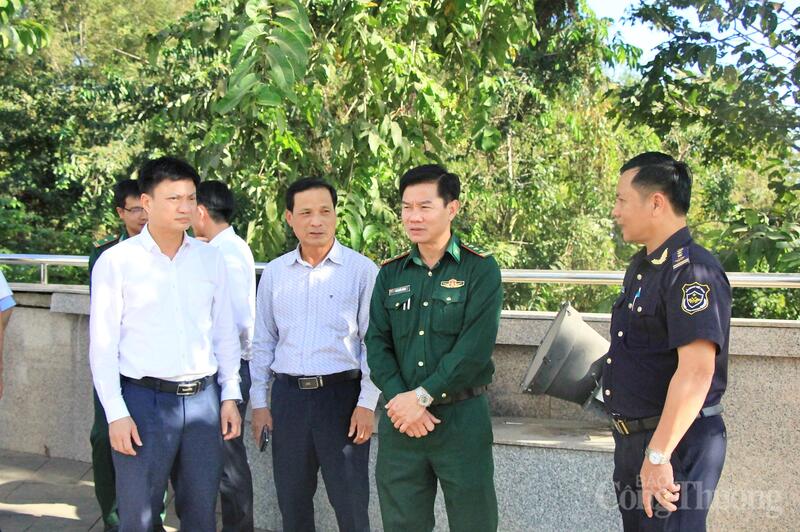 Ông Vương Trường Nam, Phó Chánh Văn phòng Thường trực Ban Chỉ đạo 389 quốc gia (lề trái) trao đổi với lãnh đạo các đơn vị quản lý tại Cửa khẩu quốc tế Lệ Thanh. Ảnh: Hiền Mai.