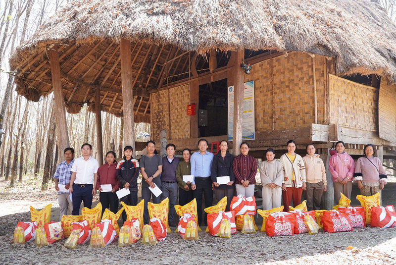 Hàng trăm suất quà được trao đến các hộ dân khó khăn do ảnh hưởng của thiên tai, bão lũ trong đợt cuối năm 2025. Ảnh: Sở Công Thương Quảng Ngãi