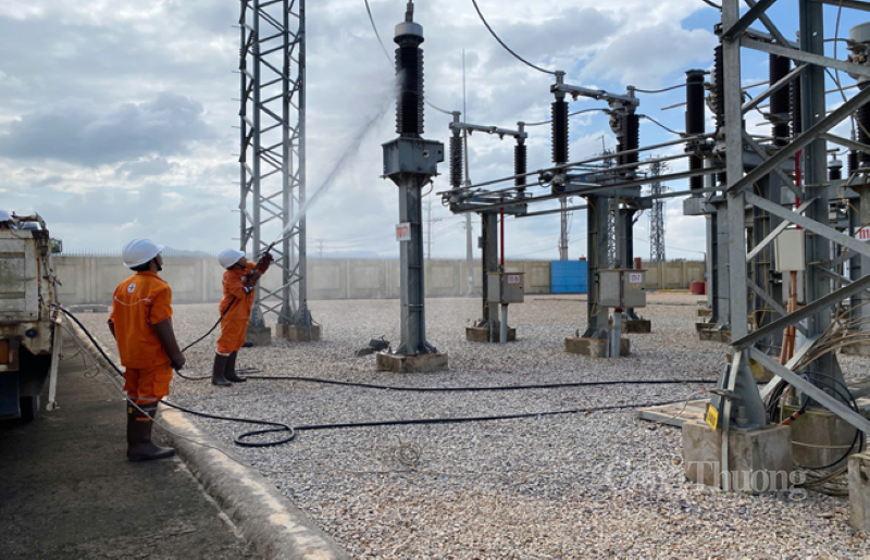 Vệ sinh sứ đường dây đang mang điện - một trong những giải pháp kỹ thuật tăng cường triển khai trước tết Nguyên đán Bính Ngọ 2026.