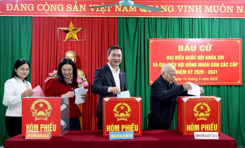 Đồng chí Nguyễn Cảnh Toàn, Phó Bí thư Tỉnh uỷ (thứ 2 từ phải qua), Chủ tịch UBND tỉnh bỏ phiếu tại khu vực bầu cử số 6, Nhà văn hoá thôn Na Đâu, xã Hữu Lũng. Ảnh: langson.gov.vn