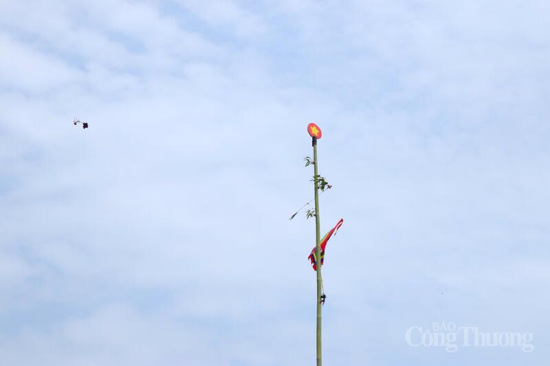 Trò chơi ném còn thu hút đông du khách tham gia.