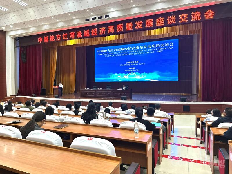 Tọa đàm giao lưu về phát triển kinh tế chất lượng cao tại lưu vực sông Hồng giữa các địa phương Việt Nam - Trung Quốc. Ảnh: Minh Trang