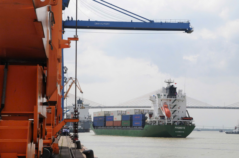 Ưu tiên đầu tư có trọng điểm cho hạ tầng logistics chiến lược, gồm cảng cửa ngõ, cảng trung chuyển, trung tâm logistics quốc gia, đường sắt kết nối cảng, ICD, kho lạnh. Ảnh: Cấn Dũng.