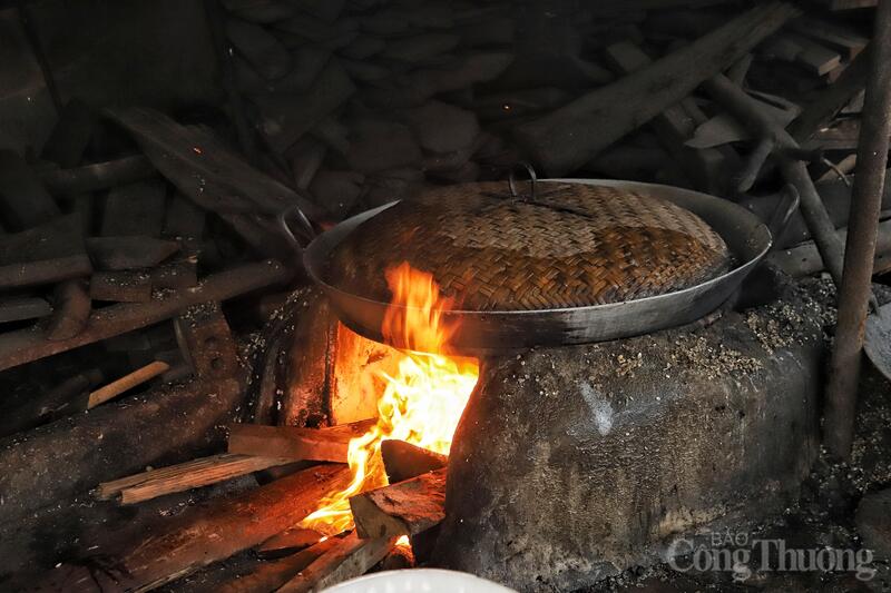 Trong những gian bếp chật hẹp, những người phụ nữ ngồi quây quanh chiếc vạc lớn bốc hơi nghi ngút.