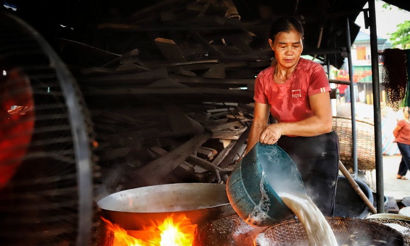 Tháng tư về, dòng sông La hiền hòa chảy qua địa phận xã Đức Minh, tỉnh Hà Tĩnh trở nên nhộn nhịp hơn bao giờ hết. Đây là thời điểm