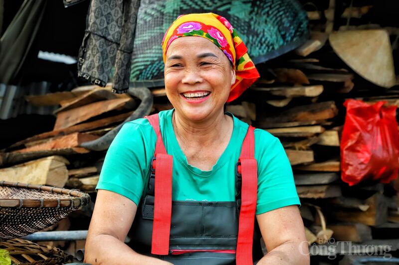 Khi hoàng hôn dần buông trên dòng sông La, ánh lửa từ những gian bếp vẫn rập rờn chiếu lên những gương mặt sạm nắng nhưng đầy hy vọng.