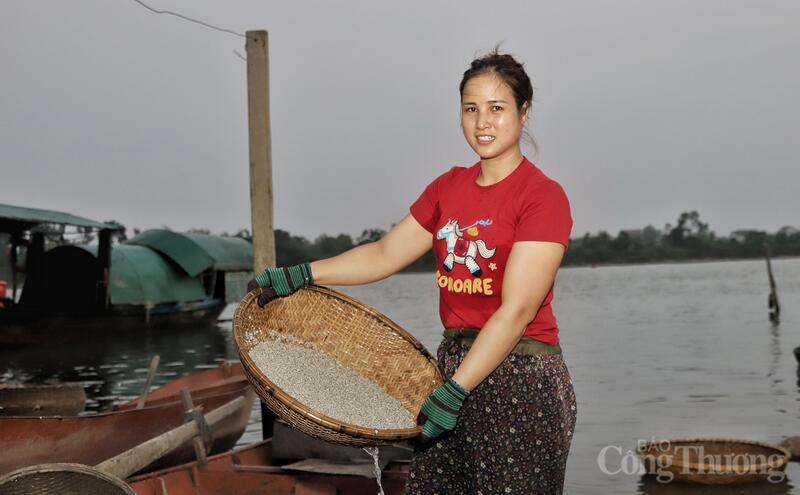 Những ngày nắng nóng, giá ruột hến dao động 160.000 – 170.000 đồng/kg, dắt 60.000 - 70.000 đồng/kg, cao hơn năm ngoái đến 20.000 đồng/kg.