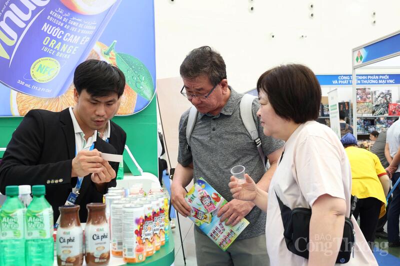 Đại diện gian hàng của thương hiệu Vinus đang tư vấn về sản phẩm cho doanh nghiệp nước ngoài. Ảnh: Minh Hương