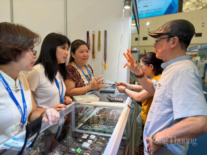 Nhiều người dân thích thú khi được trải nghiệm mua sắm sản phẩm quốc tế tại Việt Nam. Ảnh: Minh Hương