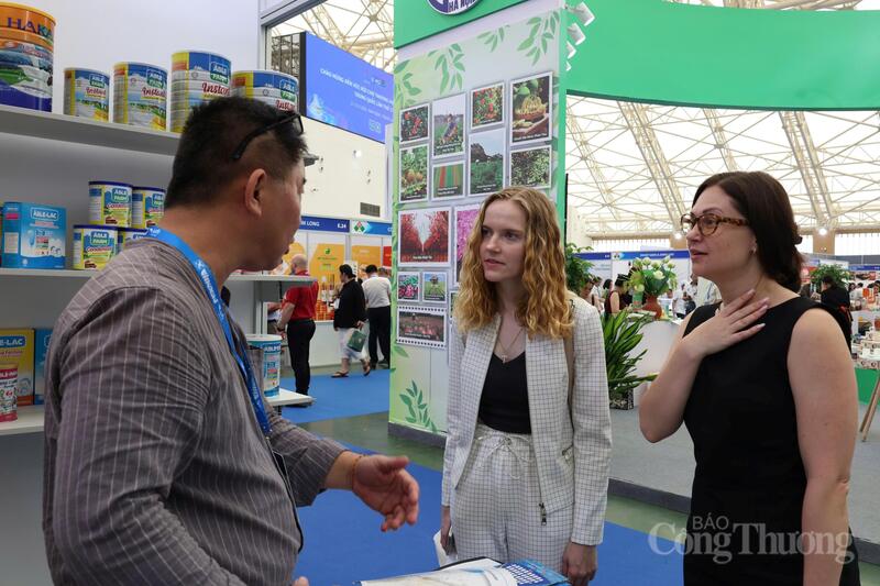 Doanh nghiệp nước ngoài hứng thú tìm hiểu các sản phẩm của Việt Nam. Ảnh: Minh Hương