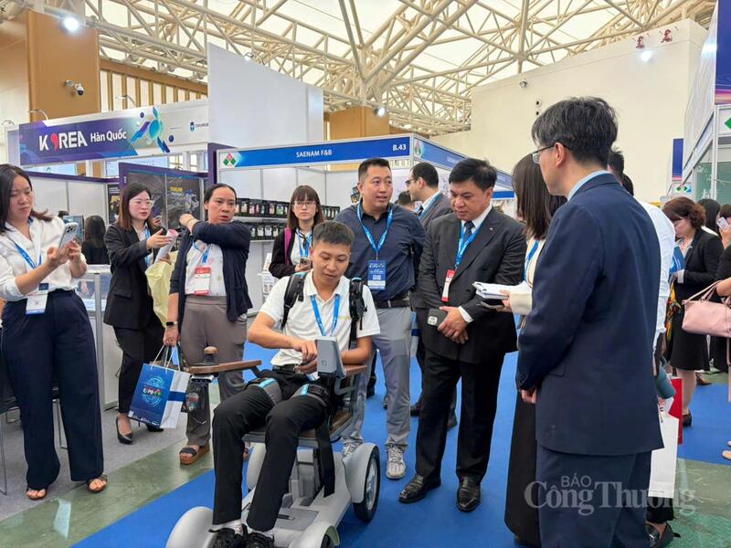 Khách hàng trải nghiệm nhiều sản phẩm công nghệ mới, độc đáo tại hội chợ. Ảnh: Minh Hương