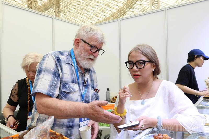 Đại diện gian hàng Hổ Phách - Ba Lan tư vấn sản phẩm cho đối tác. Ảnh: Minh Hương