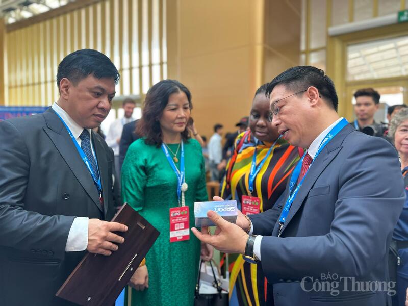 Ông Đỗ Huy Phương, Giám đốc Công ty TNHH Tập Đoàn SAPON (SAPON Group) giới thiệu về sản phẩm của doanh nghiệp với đại diện Cục Xúc tiến thương mại, đại biểu và các doanh nghiệp nước ngoài tham quan hội chợ. Với hệ thống sản xuất hiện đại và quy trình kiểm soát chất lượng nghiêm ngặt, SAPON Group hiện cung ứng hàng tỷ sản phẩm mỗi năm cho thị trường trong nước và xuất khẩu tới 26 quốc gia trên thế giới. Ảnh: Minh Hương