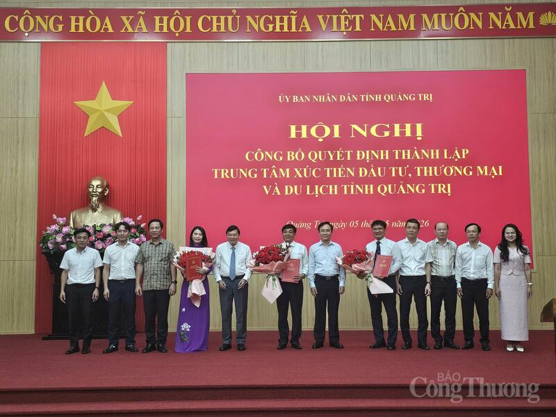 Đại diện lãnh đạo tỉnh Quảng Trị, lãnh đạo các Sở, ngành chụp ảnh lưu niệm cùng Ban lãnh đạo Trung tâm xúc tiến đầu tư, Thương mại và Du lịch