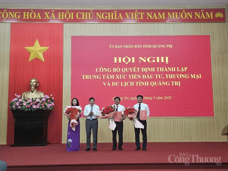 Trao quyết định cho Ban lãnh đạo Trung tâm xúc tiến đầu tư, Thương mại và Du lịch tỉnh Quảng Trị