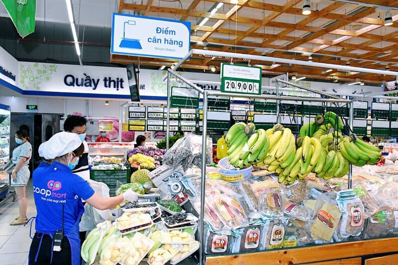 Người tiêu dùng mua sắm hàng hóa tại Siêu thị Co.opmart Bạc Liêu. Ảnh: Kim Trung