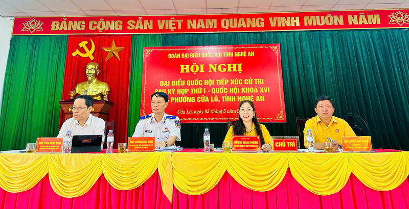 Đồng chí Lương Đình Hưng, Thiếu tướng, Phó Tư lệnh Pháp luật Cảnh sát biển Việt Nam và đồng chí Trần Nhật Minh, đại biểu Quốc hội chuyên trách Đoàn đại biểu Quốc hội tỉnh Nghệ An cùng lãnh đạo Uỷ ban Mặt trận Tổ quốc Việt Nam phường Cửa Lò chủ trì hội nghị. Ảnh: Mai Liễu