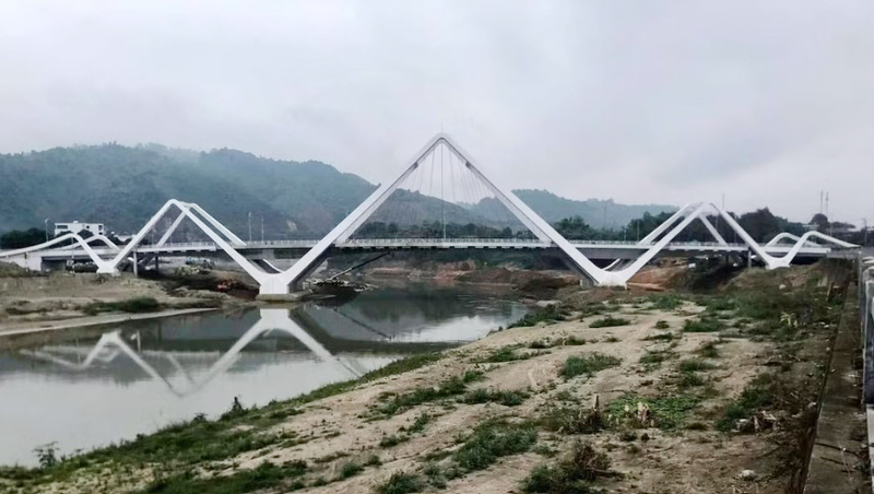 Việc đưa cầu Phú Thịnh (Lào Cai) đi vào hoạt động góp phần hoàn thiện hạ tầng giao thông, tạo động lực thu hút đầu tư và phát triển kinh tế trên địa bàn. Ảnh: PNT