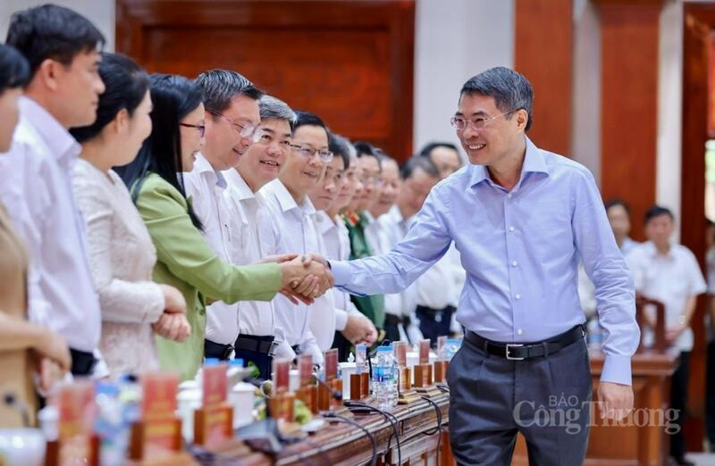 Thủ tướng Chính phủ Lê Minh Hưng làm việc với Ban Thường vụ Tỉnh ủy Đồng Tháp.