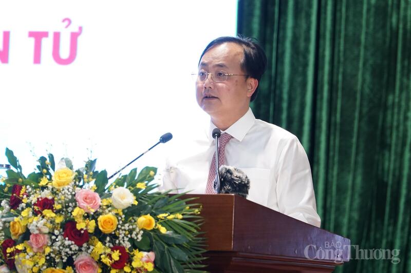 Ông Tô Huy Vũ, Chủ tịch HĐTV Agribank đánh giá mô hình Trạm dịch vụ công số là biểu hiện cụ thể, sinh động của phương châm: Chính phủ kiến tạo - Chính quyền phục vụ - Công an đồng hành - Ngân hàng góp sức - Người dân thụ hưởng