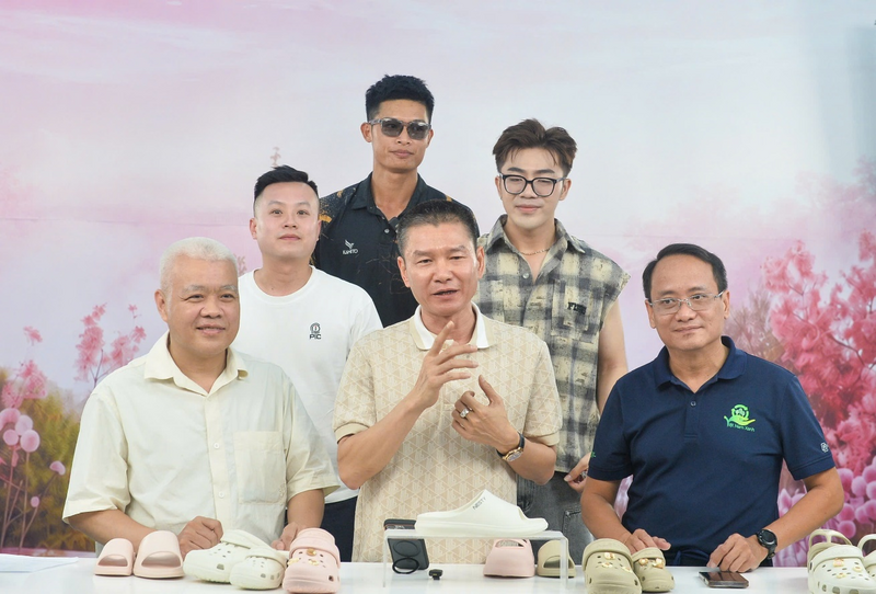 Ông Bùi Huy Hoàng - Phó Giám đốc eComDX cùng hai top creator Thế giới Mẹ Bỉm sữa và Bác Lyn giao lưu trên phiên MegaLive thanh niên “Sắc hè cho bé”. Phiên live đã thu về gần 22 tỷ đồng sau 14 tiếng.