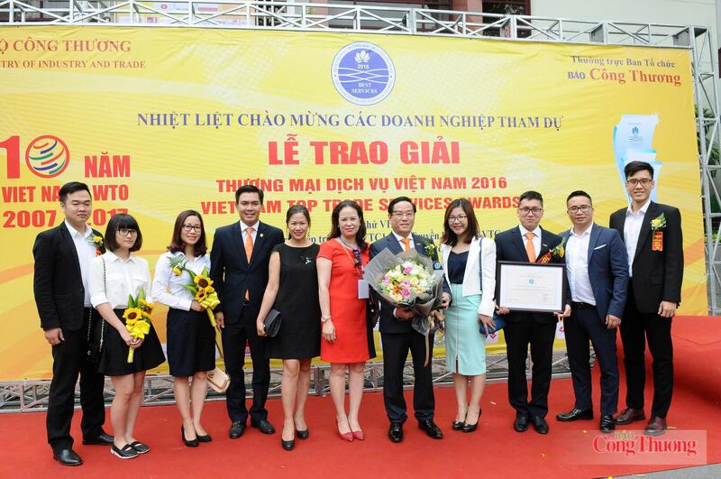 Đại diện doanh nghiệp nhận Giải thưởng Thương mại, Dịch vụ năm 2016. Ảnh: Cấn Dũng