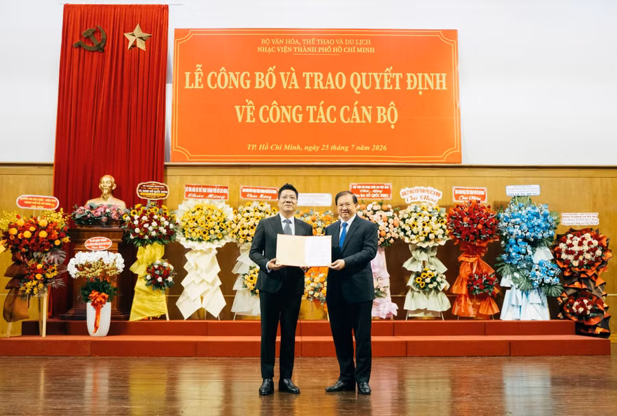 Thứ trưởng Tạ Quang Đông trao quyết định cho NSND Quốc Hưng.