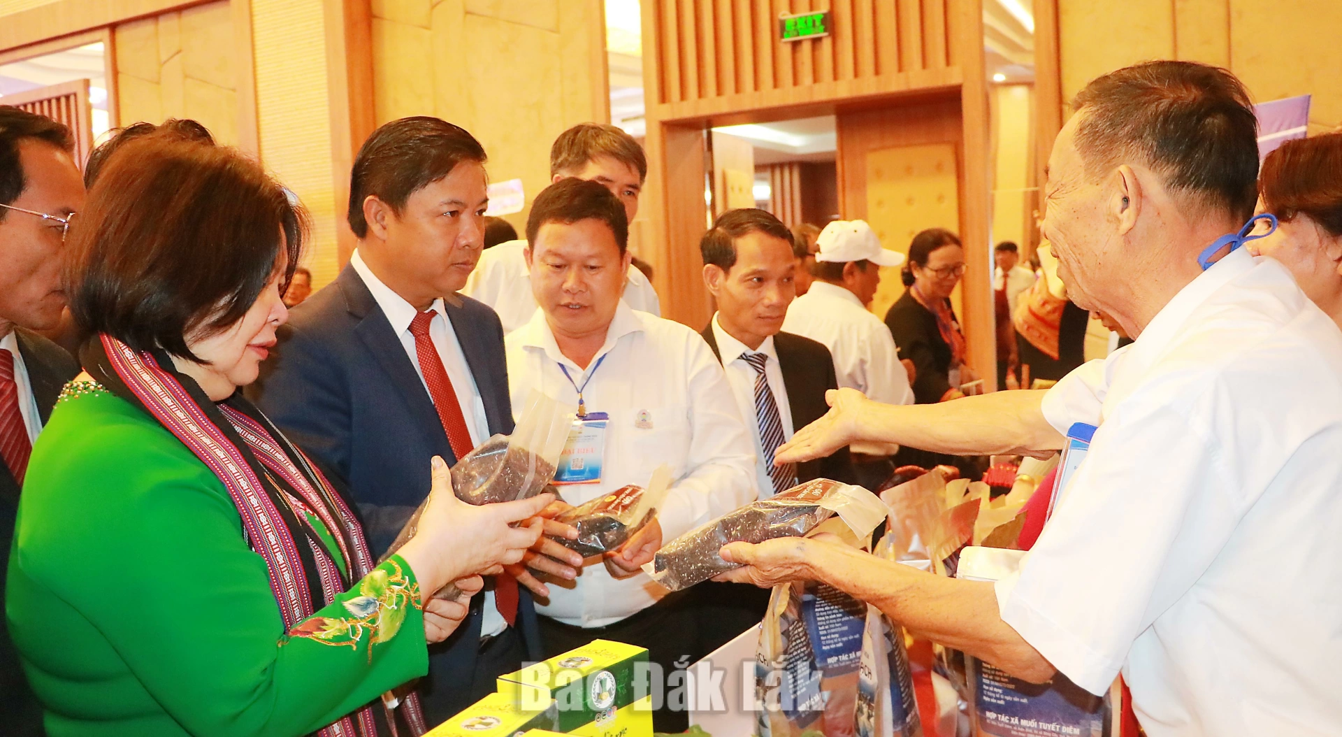 Bí thư Tỉnh ủy Lương Nguyễn Minh Triết tham quan các sản phẩm của các hợp tác xã tiêu biểu tỉnh Đắk Lắk.