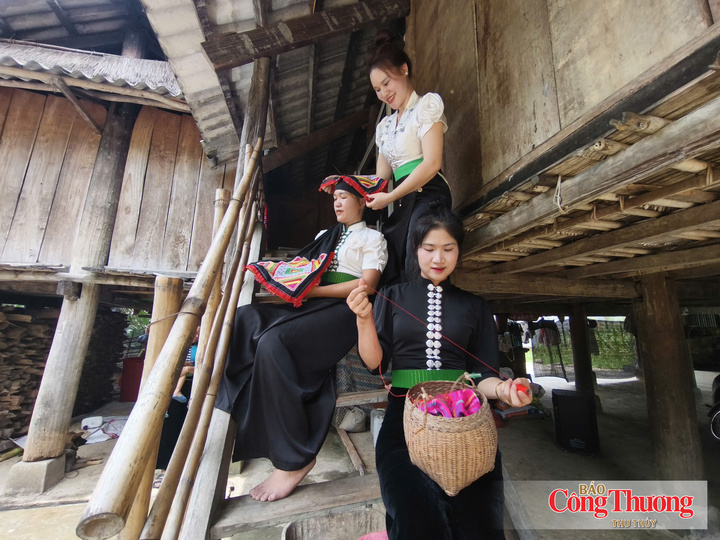 Những bộ trang phục, khăn piêu dân tộc Thái được các cô gái trong bản chuẩn bị kỹ càng để đón Tết Độc lập.