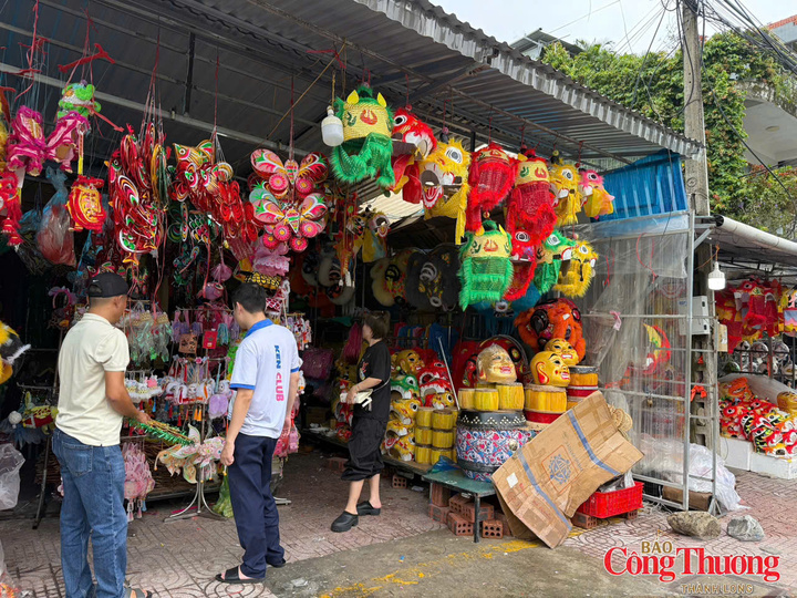 Các cửa hàng bán đồ chơi tại chợ Đồng Hới, phường Đồng Hới với nhiều sản phẩm màu sắc, đa dạng chủng loại.