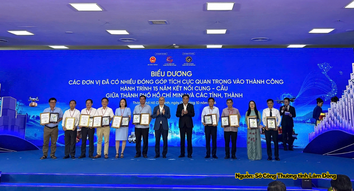 Ông Nguyễn Văn Khánh (thứ 3 từ trái sang), Phó Giám đốc Sở Công Thương tỉnh Lâm Đồng nhận thư khen của UBND TP. Hồ Chí Minh.