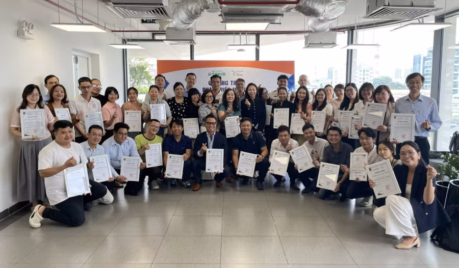 Các học viên khóa huấn luyện mentor được cấp giấy chứng nhận sau khi hoàn thành khóa học. Ảnh: Hà An.