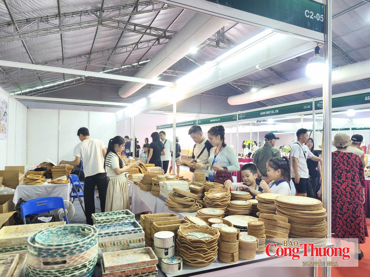 Sản phẩm thủ công mỹ nghệ hấp dẫn du khách.