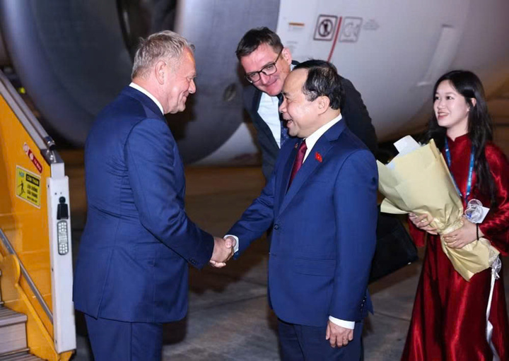 Lễ đón Thủ tướng Cộng hòa Ba Lan Donald Tusk tại sân bay Quốc tế Nội Bài (Hà Nội). Ảnh: Minh Đức/TTXVN
