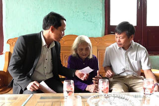 Mang thùng phiếu đến tận nhà giúp Mẹ Việt Nam anh hùng bỏ phiếu