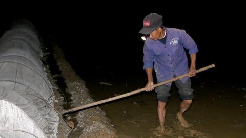 Rét căm căm, nông dân Nghệ An xuyên đêm 'đón nước' làm vụ Xuân