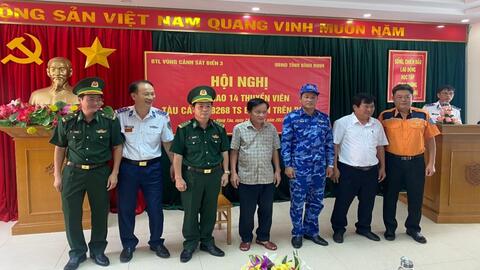 Bàn giao 14 ngư dân Bình Định gặp nạn trên biển