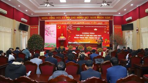Tết đong đầy ấm áp với học sinh nghèo huyện Thạch Thất