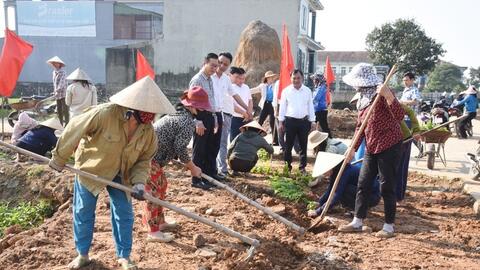 Phụ nữ Lộc Hà (Hà Tĩnh) ra quân chỉnh trang nhà sạch, vườn đẹp