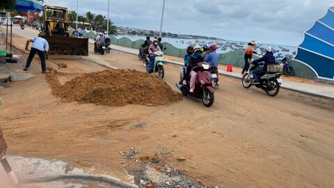 Bình Thuận: Mưa lớn bùn, cát tràn xuống đường