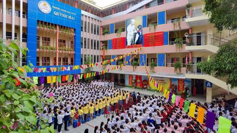 Học trò lớp 9 lưu luyến thầy cô, cùng chúc nhau thi đỗ