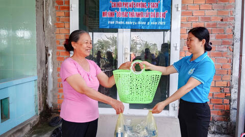 Phụ nữ huyện Vĩnh Hưng (Long An) chung tay bảo vệ môi trường