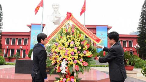 Thanh niên Việt - Trung dâng hoa tưởng nhớ Chủ tịch Hồ Chí Minh