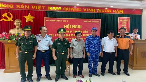 Bàn giao 14 ngư dân Bình Định gặp nạn trên biển